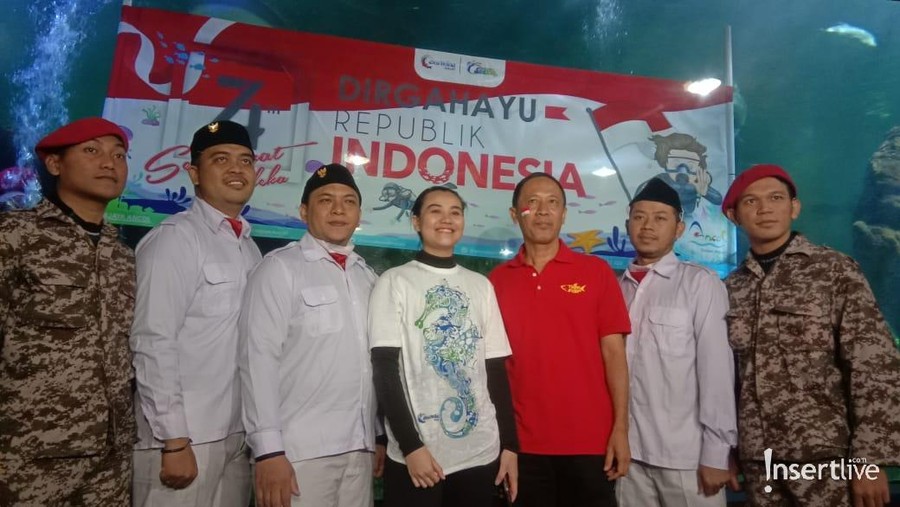 Aaliyah Massaid kibarkan bendera Indonesia di dalam akurium besar.