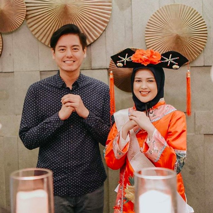 <p>Mereka melakukan berbagai foto pre wedding dengan berbagai konsep unik. Salah satunya bergaya Tionghoa, Bun. Seperti diketahui kalau Roger berasal dari keluarga berdarah Tionghoa. Wah benar-benar kaya akan warna budaya ya. (Foto by Thepotomoto via Instagram @ojeychikaofficial)</p>