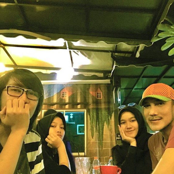 <p>Dari pernikahannya dengan Kania Rusyana, Yana Julio dikarunia tiga anak, Diaz Ilyasa, Aisyah Raihan Fadhilah, dan Khalisa. (Foto: Instagram @yanajulio60)</p>