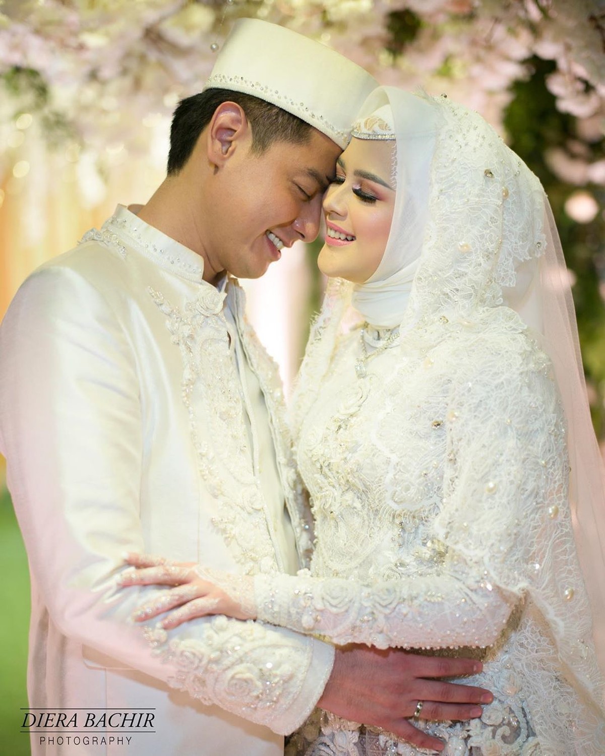 Tangis haru Cut Meyriska setelah sah menjadi istri Roger Danuarta&period; Selamat untuk pasangan yang berbahagia&period;