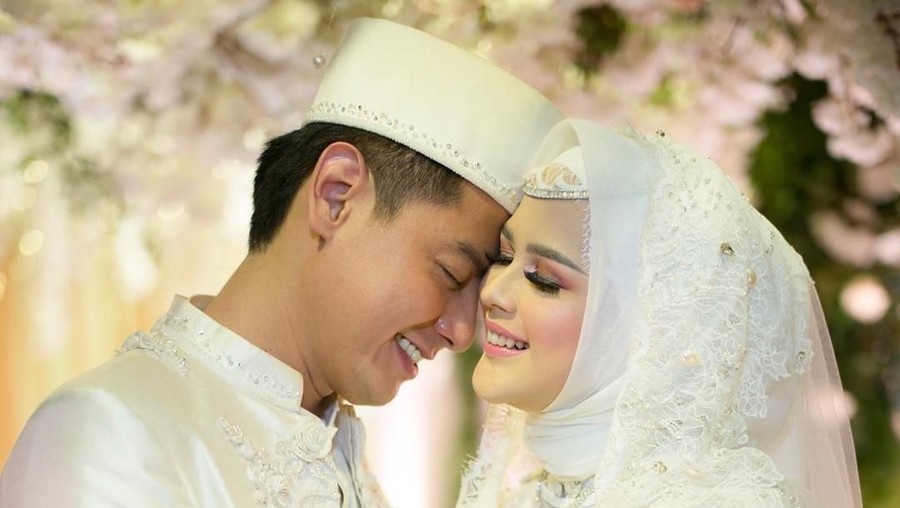 Roger Danuarta dan Cut Meyriska bulan madu di Singapura.