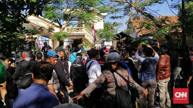 Sebanyak 43 mahasiswa asal Papua dipulangkan ke asrama di Surabaya setelah diperiksa intensif oleh polisi terkait laporan perusakan bendera merah putih.
