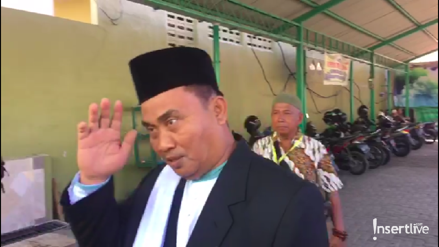 Ada satu kejadian yang membuat haru saat akad pernikahan Roger Danuarta dengan Cut Meyriska yang berlangsung hari ini.