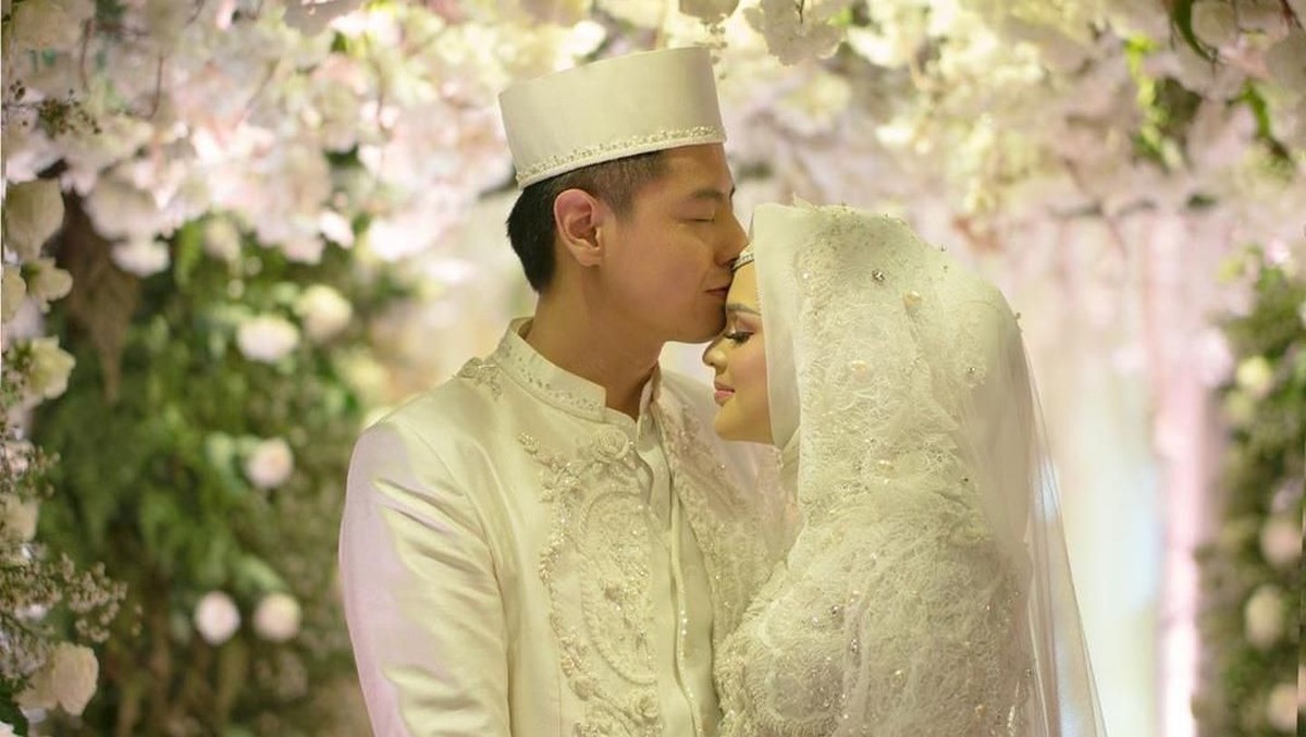 Tangis haru Cut Meyriska setelah sah menjadi istri Roger Danuarta&period; Selamat untuk pasangan yang berbahagia&period;