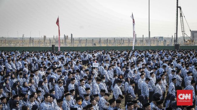 Pajak Gaji ke-13 PNS Ditanggung Pemerintah Kementerian Keuangan menyatakan PNS akan menerima gaji ke-13 tanpa potongan pajak penghasilan karena pajaknya ditanggung pemerintah.