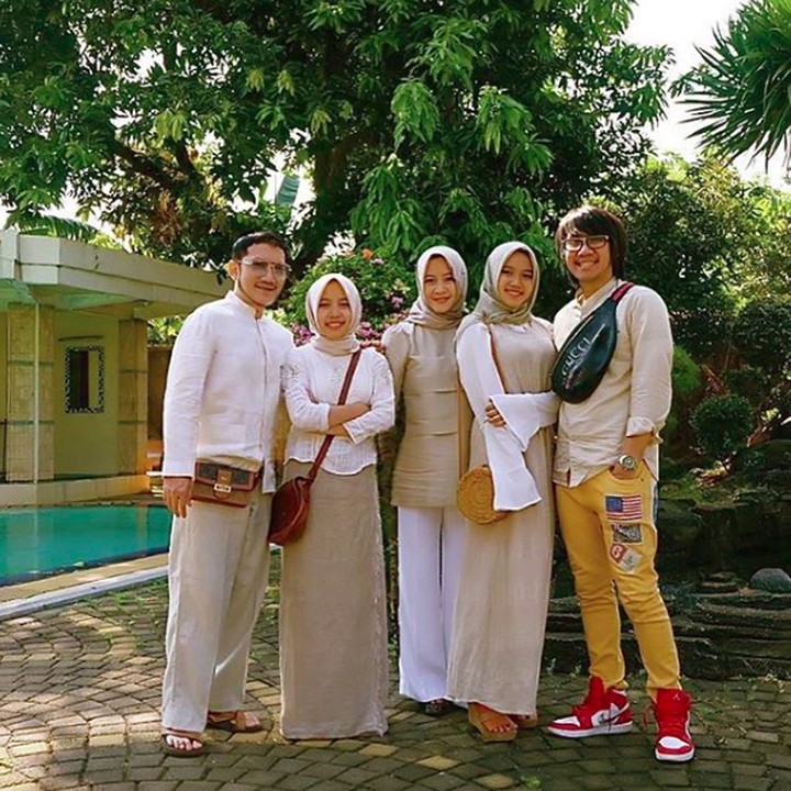 <p>Yana Julio bersama keluarga kecilnya. (Foto: Instagram @yanajulio60)</p>