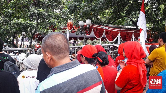 Marsinah (40), bersama puluhan warga lainnya mendapat undangan untuk mengikuti kegiatan lomba yang dihelat di Kantor DPP Partai Gerindra.