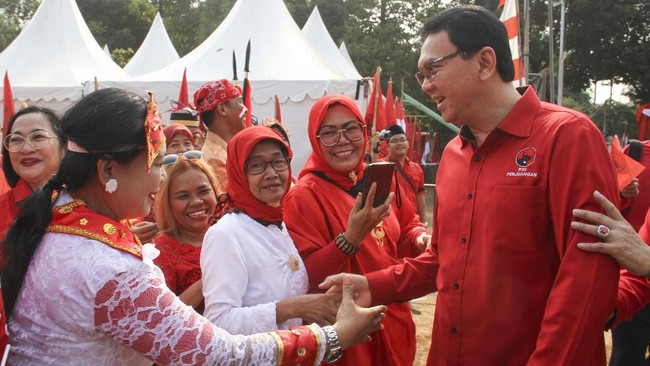 Menteri BUMN Erick Thohir menyatakan para sosok yang menjadi komisaris di perusahaan pelat merah harus mundur dari keanggotaan di partai politik.