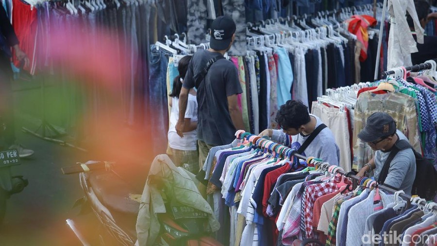 Pedagang pakaian bekas kembali memenuhi sisi jalan di kawasan Senen, Jakarta. Berikut foto-foto penampakannya.