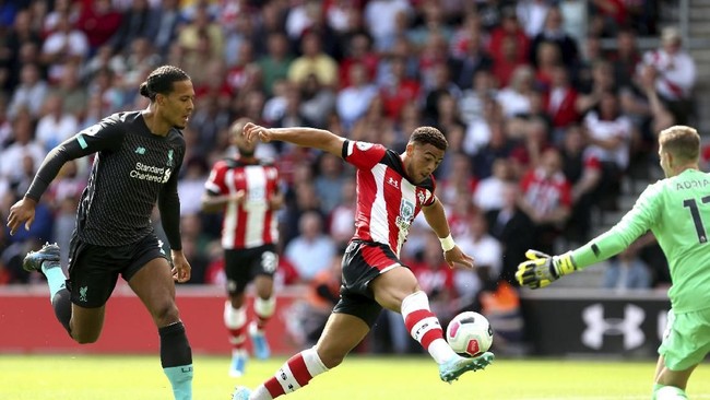 Manajer Liverpool Juergen Klopp memilih berkelakar menyikapi blunder yang dilakukan kiper The Reds Adrian saat melawan Southampton.