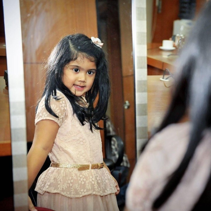 Kecil-kecil sudah pintar bergaya nih Almira Tunggadewi Yudhoyono. Imut banget! (Foto: Instagram @annisayudhoyono)