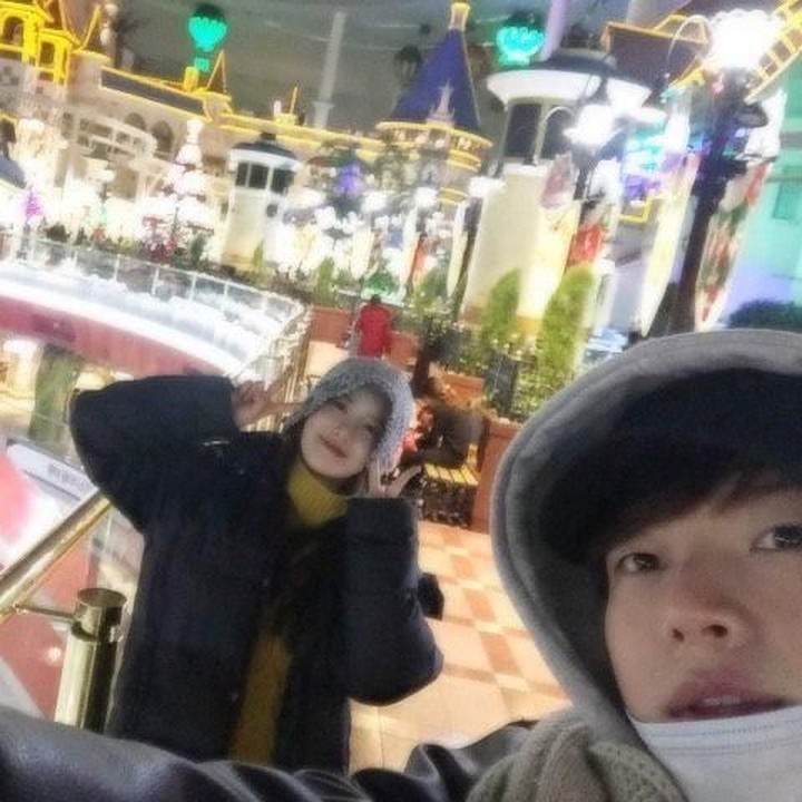 <p>Selama menjalani masa pacaran, Ahn Jae Hyun dan Goo Hye Sun bertemu diam-diam. Salah satu lokasi kencan favorit mereka adalah di taman hiburan. (Foto: Instagram @aagbanjh)</p>