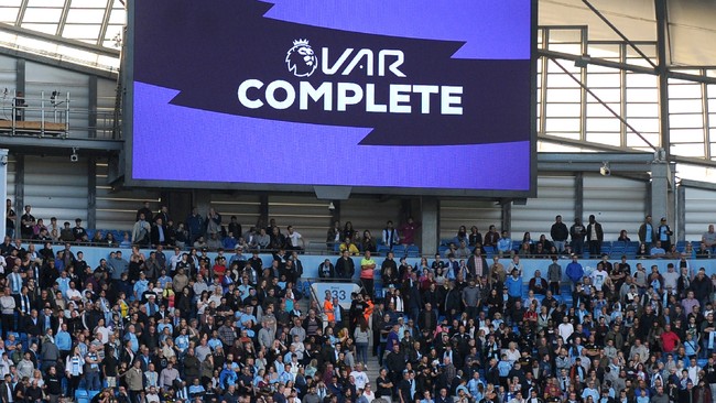 Gelandang Manchester City, Bernardo Silva, menilai Video Assistant Referee (VAR) bikin The Citizens sulit mengejar Liverpool.