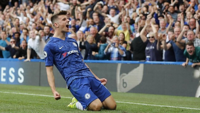 Chelsea untuk sementara unggul 1-0 atas Leicester City pada babak pertama lanjutan Liga Inggris di Stamford Bridge, Minggu (18/8).