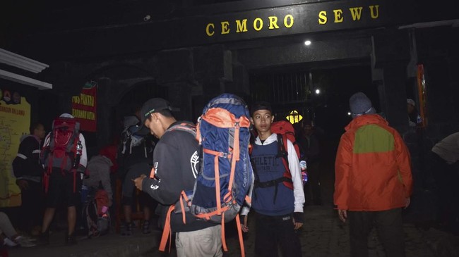 Menjelang peringatan HUT RI ke-75 seribuan pendaki mengantre di pos pendakian Gunung Lawu di Cemoro Sewu. Petugas membatasi hanya 800 pendaki.