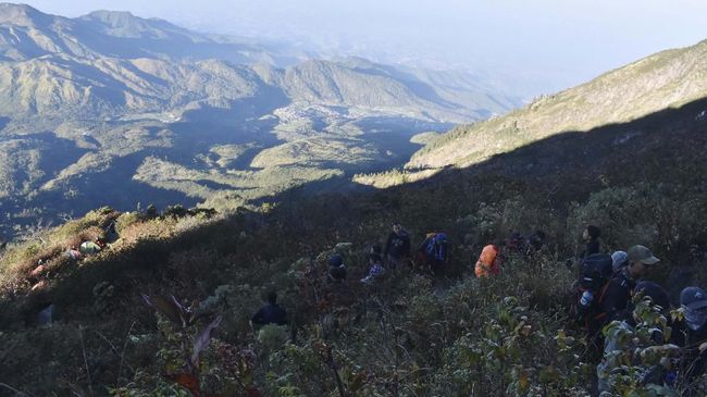 Sejumlah lokasi di Gunung Lawu yang dikeramatkan dan biasa digunakan ritual seperti di Sendang Drajat dan Hargo Dalem.