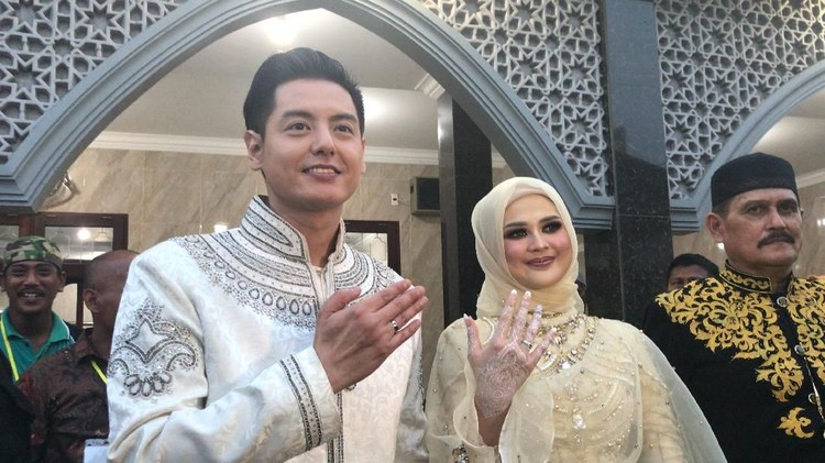 Roger Danuarta akan tinggal di rumah orang tua sang istri, Cut Meyriska.