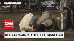 VIDEO: Sampai di Indonesia, Kloter Pertama Haji Sujud Syukur