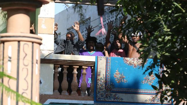 TNI Skorsing Danramil Tambaksari Imbas Insiden Asrama Papua Danramil 0831/01 Tambaksari Mayor Inf Irianto diskorsing hingga waktu yang belum ditentukan terkait insiden pengepungan di asrama mahasiswa Papua di Surabaya.