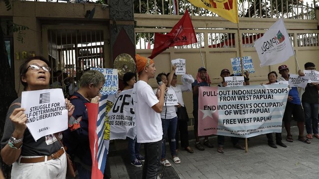 Belasan warga Filipina dilaporkan menggelar protes menununtut pembebasan Papua Barat di depan gedung Kedutaan Besar RI di Manila, Senin (19/8).