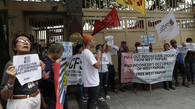 Demo di KBRI, Warga Filipina Desak Pembebasan Papua Barat Belasan warga Filipina dilaporkan menggelar protes menununtut pembebasan Papua Barat di depan gedung Kedutaan Besar RI di Manila, Senin (19/8).