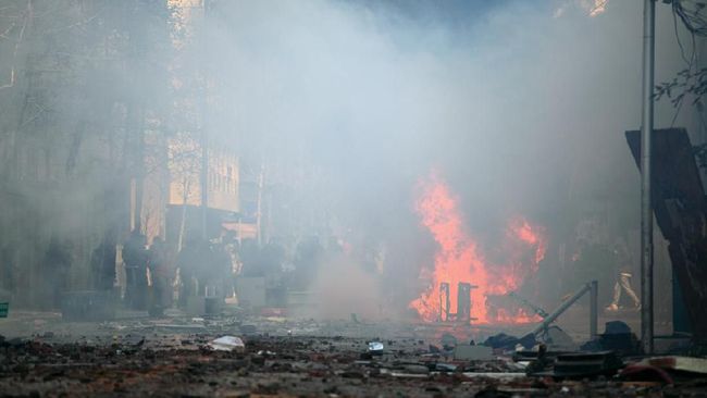 Kantor DPRD Provinsi Papua Barat dibakar massa yang menggelar aksi di Manokwari. Sejumlah fasilitas ikut dibakar dalam aksi merespons situasi di Surabaya.