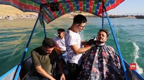 VIDEO: Mencukur Rambut Seraya Mengarungi Lautan
