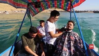 VIDEO: Mencukur Rambut Seraya Mengarungi Lautan