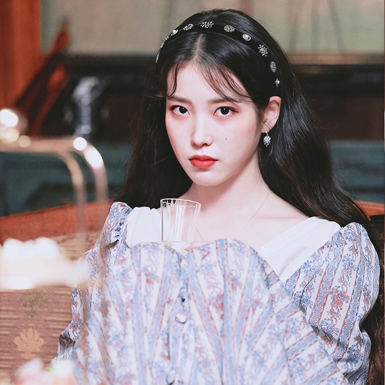 Selain gaya rambut, penggunaan aksesoris rambut seperti bando yang dilakukan IU di drama Korea ini juga banyak diikuti oleh para wanita di Korea.