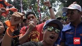 FOTO: Aksi Sopir Taksi Online Tolak Aturan Ganjil Genap