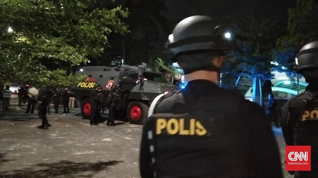 Sebuah video yang merekam anggota polisi masuk masjid mengenakan sepatu saat kejar mahasiswa di Makassar, menjadi viral di media sosial.