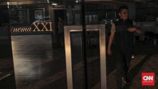 Suasana di bioskop XXI Taman Ismail Marzuki (TIM) yang sudah tidak beroperasi lagi per 19  Agustus 2019, Jakarta, Senin, 19 Agustus 2019. Penutupan dan pemberhentian operasional salah satu bioskop milik jaringan 21 Cineplex Group itu selain karena masa kontrak yang sudah tidak diperpanjang lagi oleh Pempov DKI Jakarta juga imbas dari revitalisasi kawasan TIM.depan bioskop XXI Taman Ismail Marzuki (TIM) yang per 19 Agustus 2019 sudah tidak beroperasi lagi, di Jakarta, Senin (19/8/2019). Penutupan dan pemberhentian operasional salah satu bioskop milik jaringan 21 Cineplex Group itu selain karena masa kontrak yang sudah tidak diperpanjang lagi oleh Pempov DKI Jakarta juga imbas dari revitalisasi kawasan TIM. CNN Indonesia/Bisma Septalisma