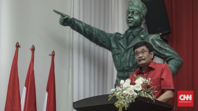 Ketua DPP PDIP yakin isyarat reshuffle kabinet dari Jokowi pasti akan terjadi dalam waktu dekat, publik pun diminta menunggu saja melihat siapa yang diganti.