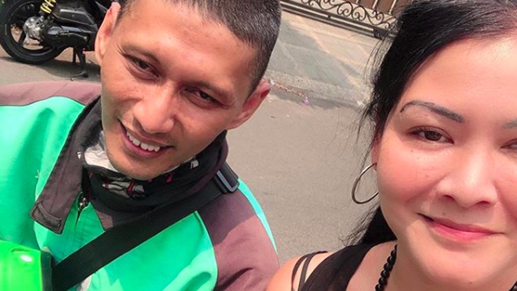 Melanie Subono berbagi cerita mengharukan, lewat layanan ojek online, ia tak sengaja bertemu anak yatim yang pernah ia santuni 23 tahun lalu.