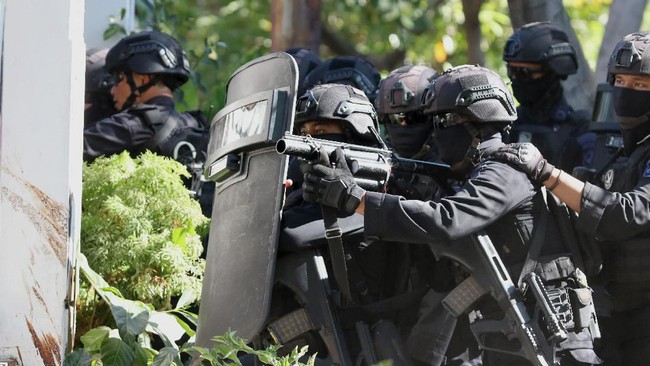 Kabid Humas Polda Papua mengonfirmasi personel TNI/Polri tengah memburu kelompok KKB, namun tak meminta pengosongan kampung di Intan Jaya dalam operasinya.