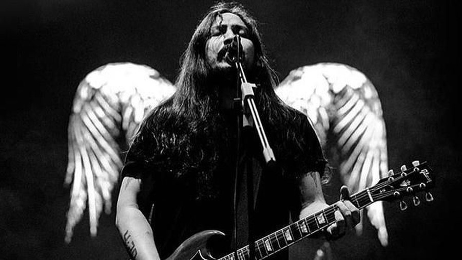 Lirik lagu milik Marcello Tahitoe alias Ello yang berjudul, Hanyut.
