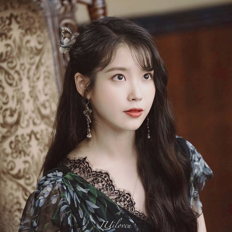 Rambut panjang bergelombang dan diikat sebagian ke belakang atau half tied with braid juga menjadi gaya rambut andala IU di drama korea ini. Gaya rambut inilah yang salah satunya menjadi tren di Korea.