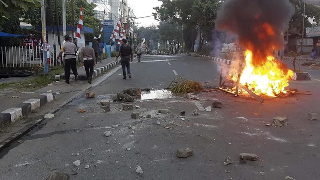 Demo digelar di Wamena, Jayawijaya, Papua diikuti para pelajar, Senin (23/9). Demo berujung rusuh dan Kantor Bupati Jayawijaya terbakar.