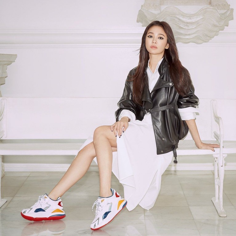 10 Pesona dan Gaya Glamor Song Hye Kyo Usai Cerai dari Song Joong Ki Postingan Instagram perdana Song Hye Kyo memuat foto pemotretannya untuk salah satu merek sepatu.