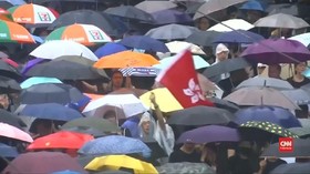 VIDEO: Hujan, Ratusan Ribu Warga Hong Kong Tetap Aksi Damai
