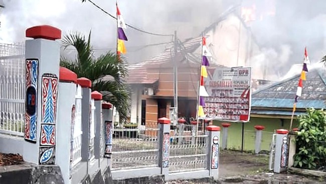Kalangan pengusaha menilai kerusuhan yang dipicu oleh oknum organisasi masyarakat terhadap warga Papua berpotensi pengaruhi minat investasi di Timur Indonesia.