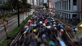 Di Tengah Guyuran Hujan, Demonstran Banjiri Jalan Hong Kong