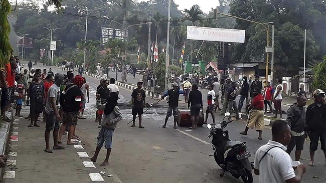 Kerusuhan di Manokwari, Papua, menjalar ke Kota Sorong. Massa merangsek Bandara Domine Eduard Osok sehingga melumpuhkan aktivitas penerbangan.