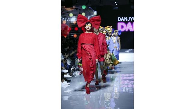 Padu padan yang tak biasa ditambah spektrum warna yang menyalak dari koleksi teranyar Danjyo Hiyoji bikin mata terus melotot.