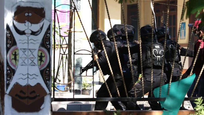 Kejati Jawa Timur menyatakan berkas kasus penyebaran informasi bohong dalam pengepungan Asrama Mahasiswa Papua siap disidangkan tanpa ada nama Veronica Koman.