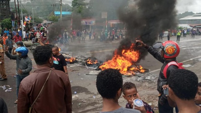 Kerusuhsan pecah di Wamena. Sejumlah bangunan terbakar dan membuat Bandara Wamena ditutup sejak pukul 10.30 WIT.