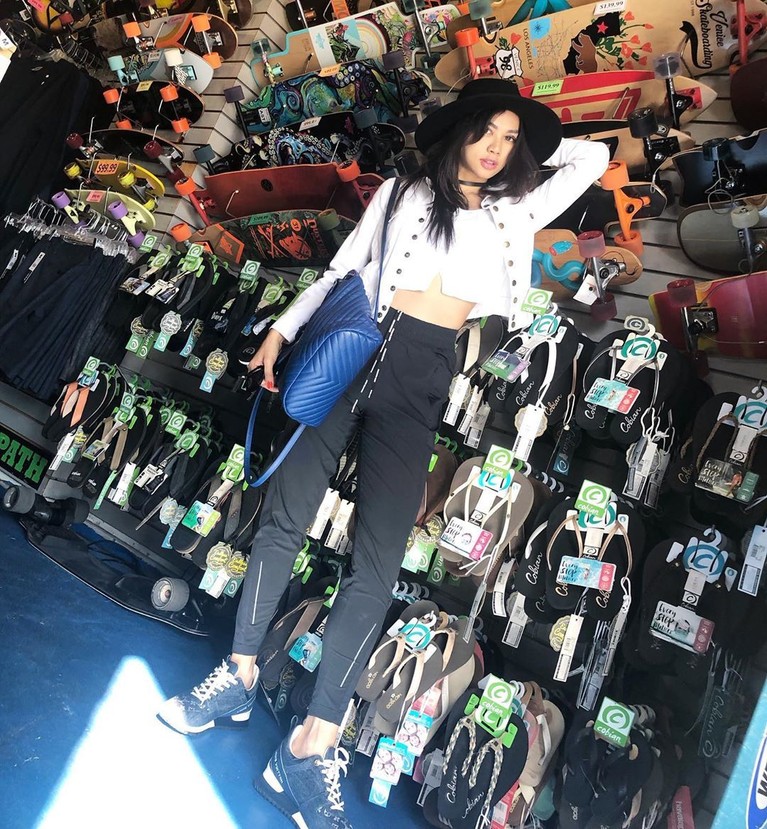 Gaya Mewah Adinda Bakrie, Si Crazy Rich LA Versi Majalah Fashion AS Adinda Bakrie baru-baru ini dijuluki sebagai crazy rich LA oleh salah satu majalah fashion di AS. Begini gaya mewahnya.