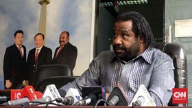 Ketua Lembaga Adat Papua Lenis Kogoya Diberi Pangkat Letkol Tituler
