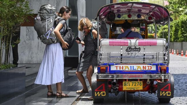 Thailand berencana untuk memberlakukan pajak pariwisata sebesar 300 baht atau Rp144 ribu per turis ketika musim puncak perjalanan wisata tahun ini.