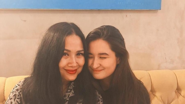 Stephanie Poetri, anak perempuan Titi DJ punya pandangan tentang sosok sang bunda.